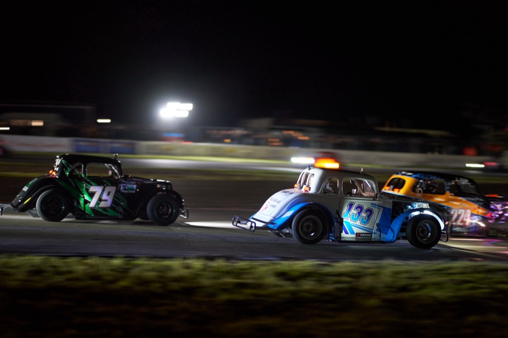Legend Car-kørerne møder en speciel udfordring ved lørdagens Night Race.
(Foto: Stumpphoto)